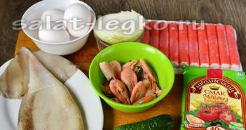 «Морской» салат - креветки, кальмары, крабовые палочки Фото: Салат «Морской коктейль» с пекинской капустой